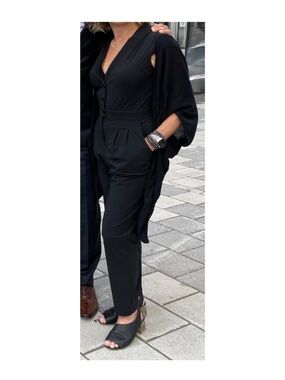 Sleek and sophisticated Tristan black jumpsuit Size 8